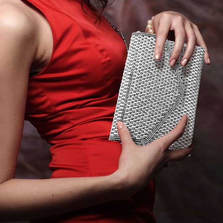 Sac à bandoulière élégant pochette enveloppe soirée cloutée de pierres rondes scintillantes. pour la vente par Sensibling Corp.