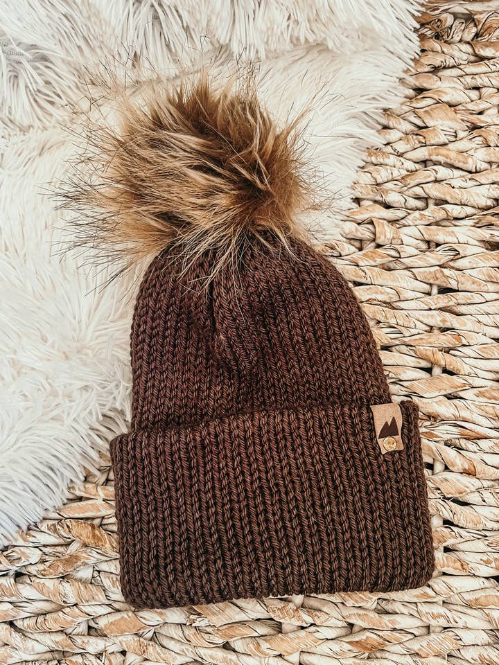 Braune Strickmütze mit Fellbommel für den Großhandel von Wild Rose Designs