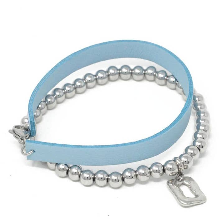Bracelet à boules élastiquées avec bracelet en cuir bleu clair pour la vente par Sobo & Co Jewellery