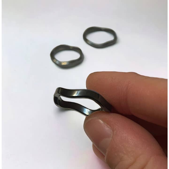 Tumbledshop – Großhandel Band/Stapelring – Wellenring aus natürlichem Hämatitkristall, Ringgrößen mit Edelsteinen