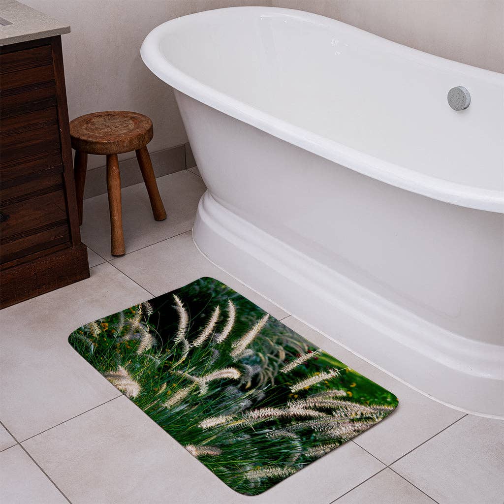 Benjamin Tate Design - Vendita all'ingrosso Tappetini da bagno - erba decorativa a coda di gatto che cresce lungo una passerella (Tappeto da bagno)1