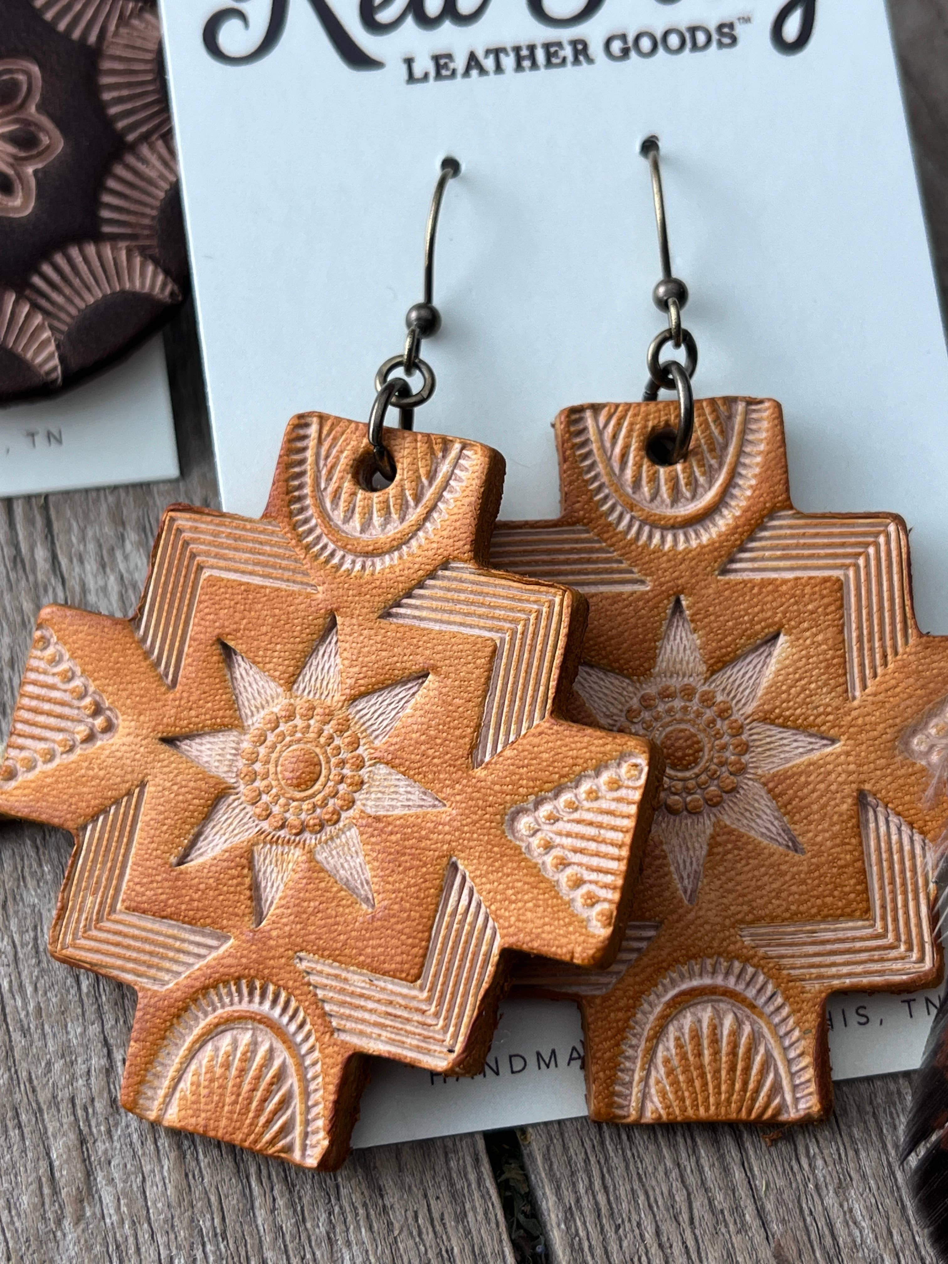 Red Pony Leather Goods - Vente Boucles d'oreilles pendantes - Boucles d'oreilles en cuir sculpté à la main style bohème western sud-ouest8