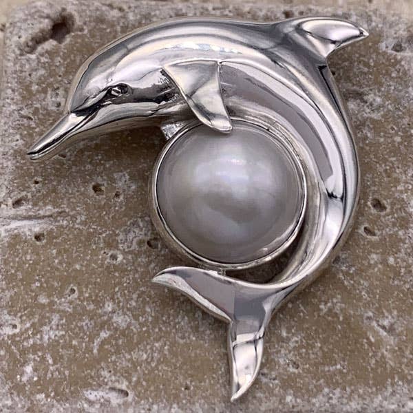 Grand pendentif dauphin en argent sterling avec perle Mabe pour la vente par Goddess Design Studio