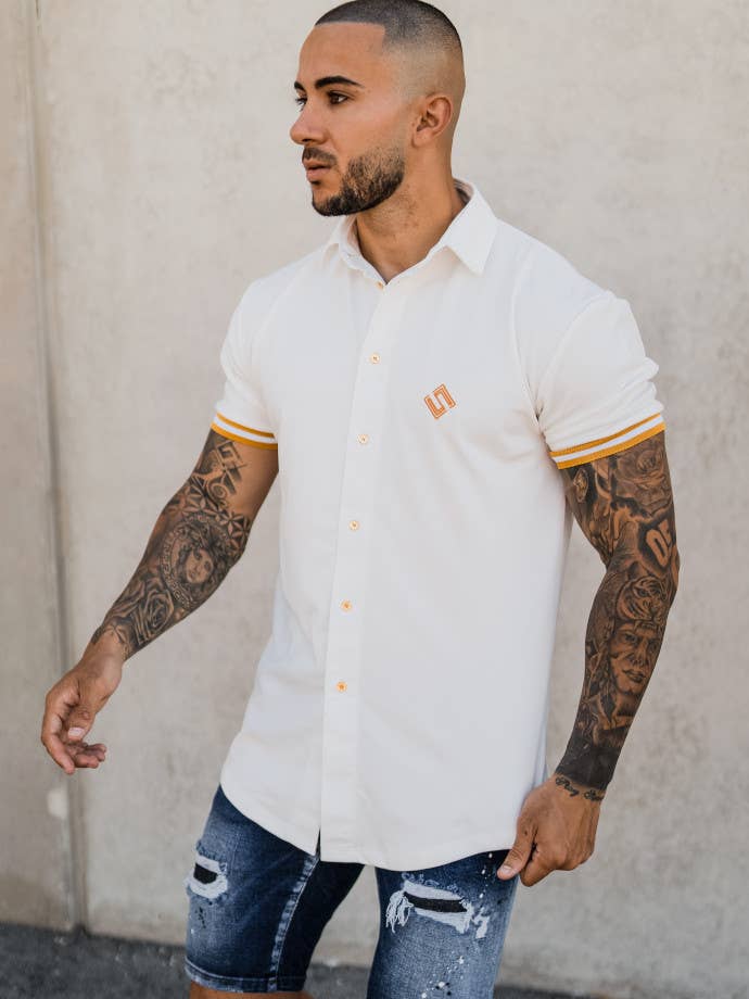 Slick vit Ringer S/S skjorta W/guld Rib för wholesale av Slick Store