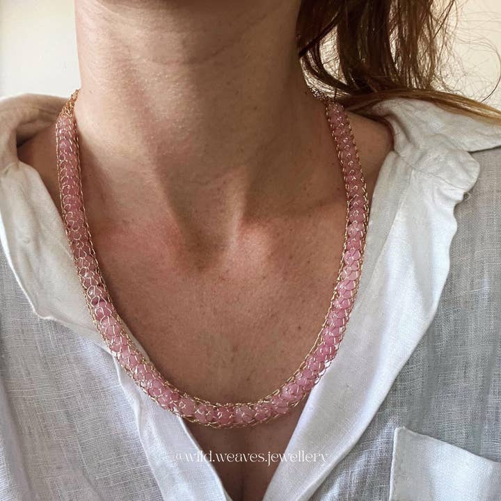 Handstickad 18k guldpläterad rosa jadepärlhalsband för wholesale av Wild Weaves Jewellery by Sara Lindgren