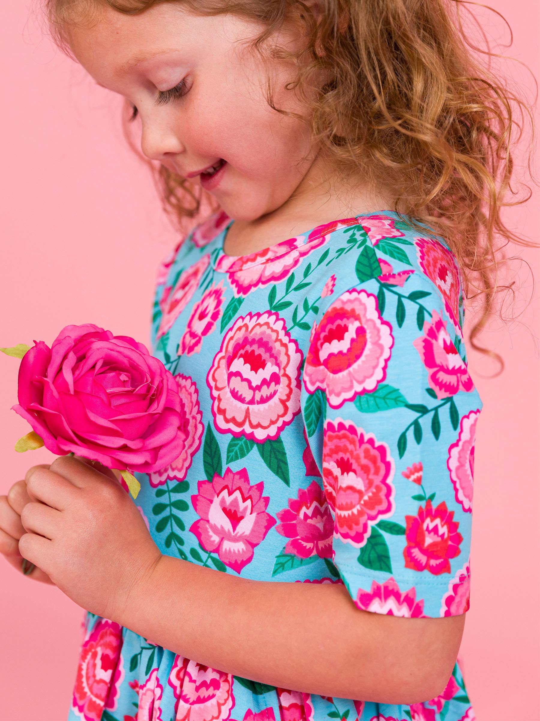 Azul Vestido de Malha com Mangas Curtas e Rodado Bright Blossoms para Meninas para venda a revendedores na Faire6