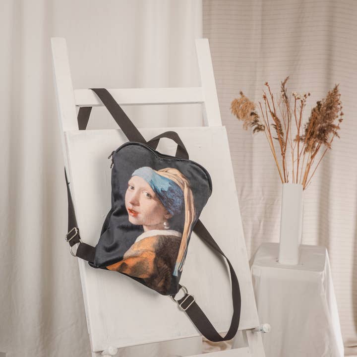 ZAINO MEDIO JOHANNES VERMEER "RAGAZZA CON L'ORECCHINO DI PERLA" per la vendita all'ingrosso da parte di Pitextile
