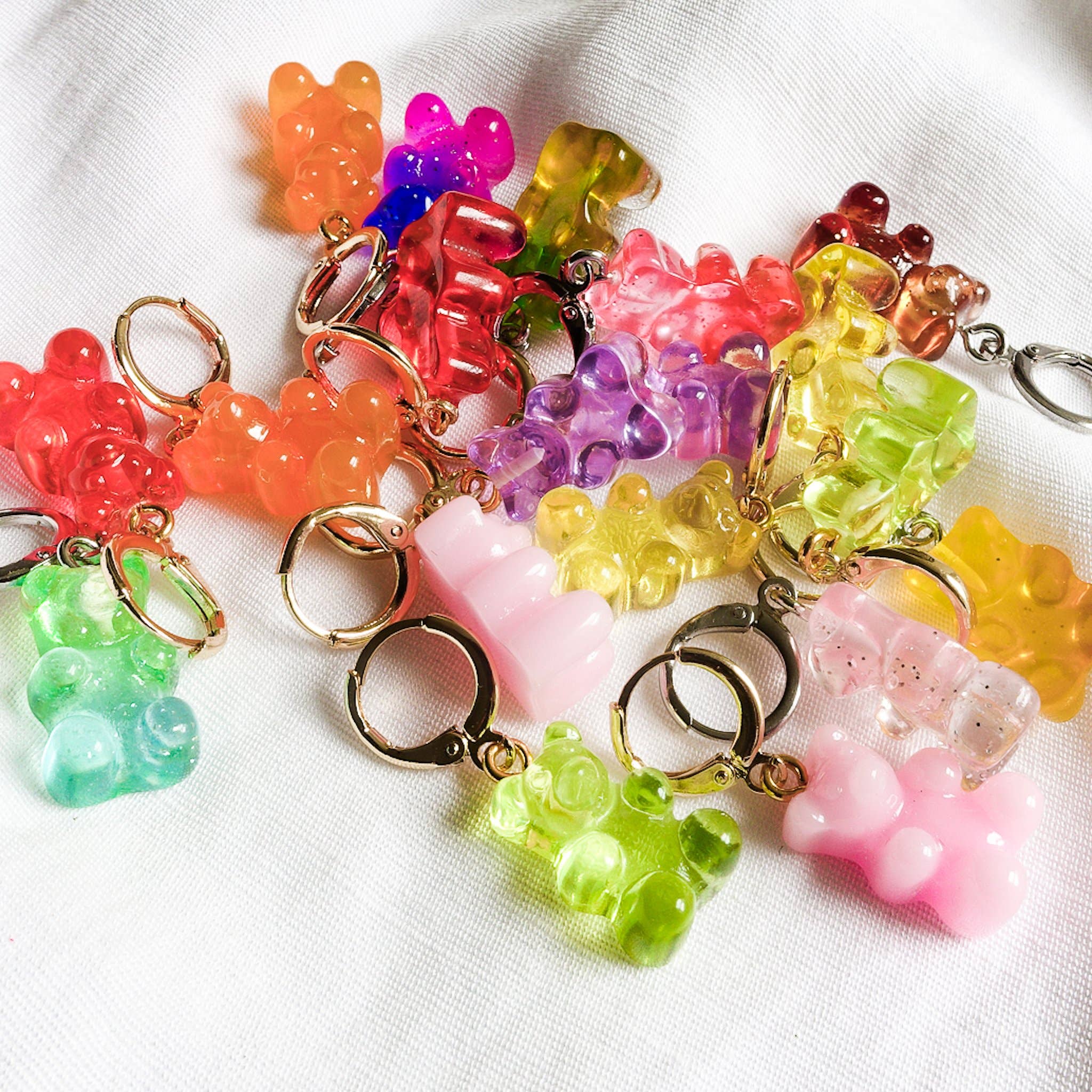 Daemon srls - Vendita all'ingrosso Orecchini a cerchietto - WINONA ~ HUGGIES ~ Orecchini huggies placcati oro con pendenti a orsetto gommoso6