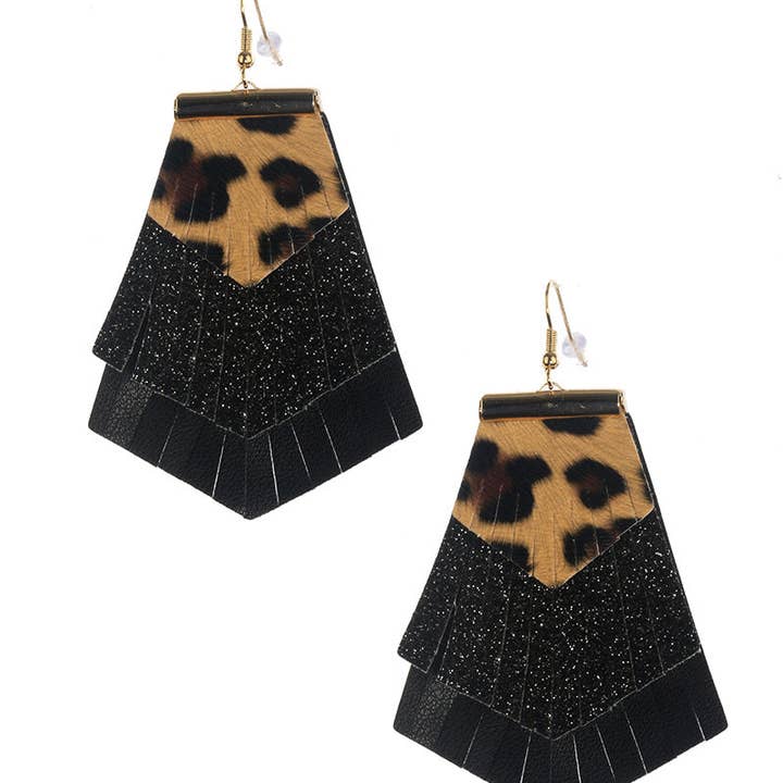 Boucles d'oreilles guépard à trois couches en similicuir noir pour la vente par Kate Tuesday Jewelry