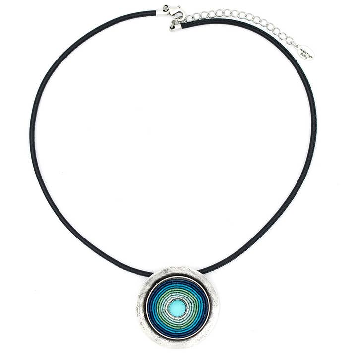 Collier en cuir style antique Inde 01 avec pendentif coloré pour la vente par Sergio Engel jewellery