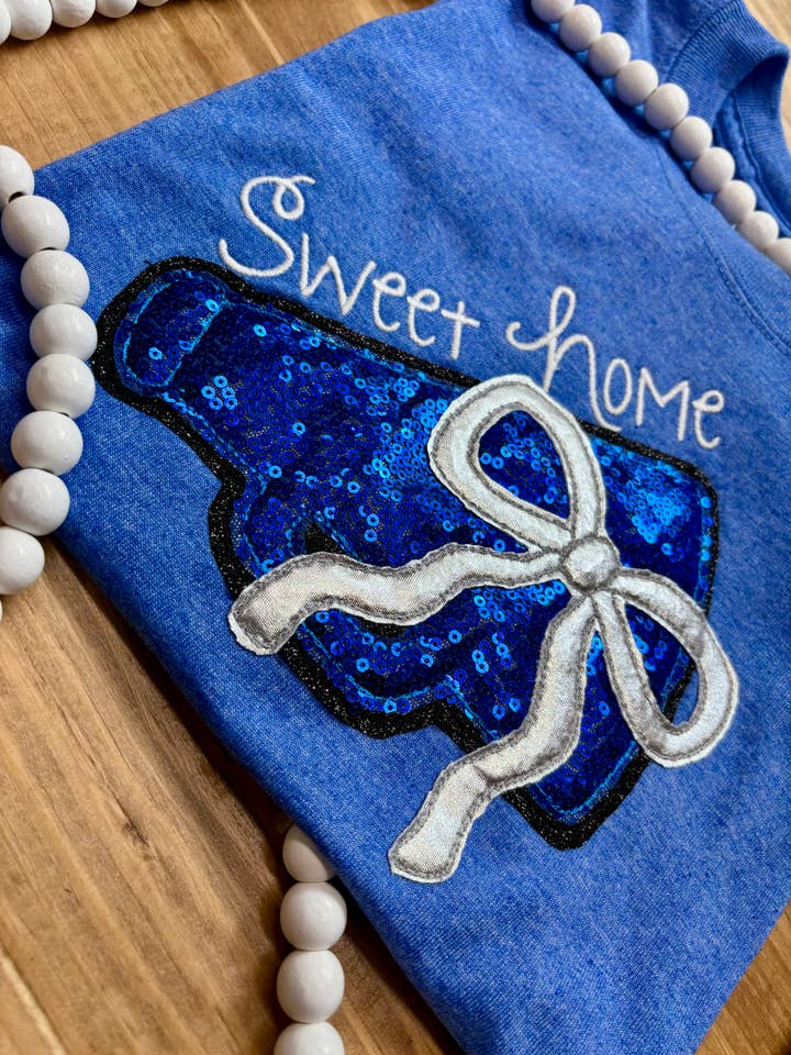 Camiseta con Aplique Bordado de Megáfono de Animadora y Lazo de Lentejuelas para venta al por mayor de Chicken Scratch Design Co.