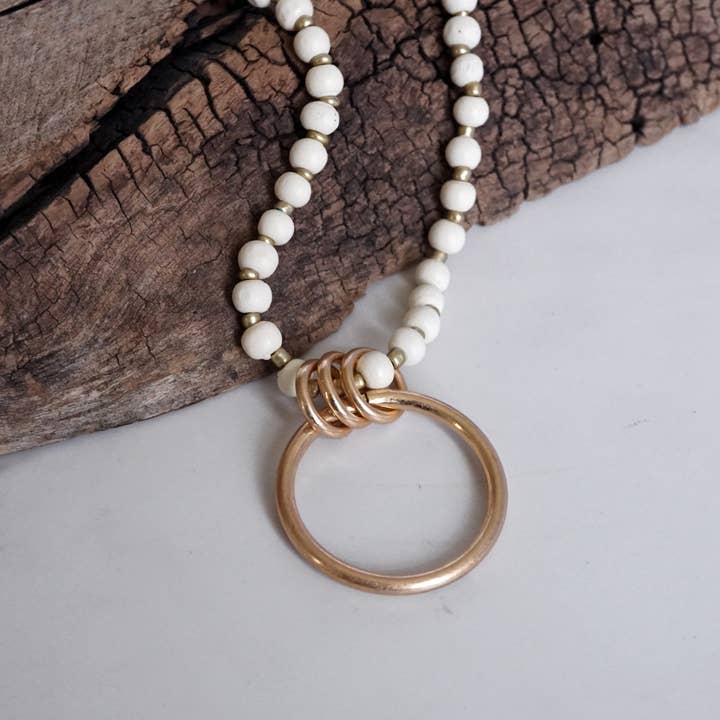 PennyLine inc - Vente Collier de perles - Collier long en perles de bois avec anneau cercle doré - Crème3