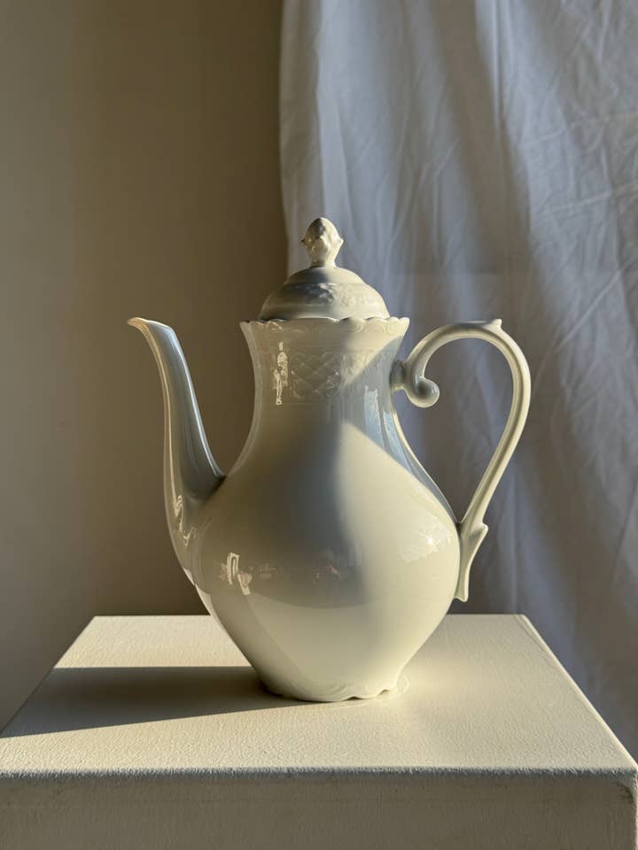 White Bavarian porcelain teapot H27 for wholesale by Office Objets
