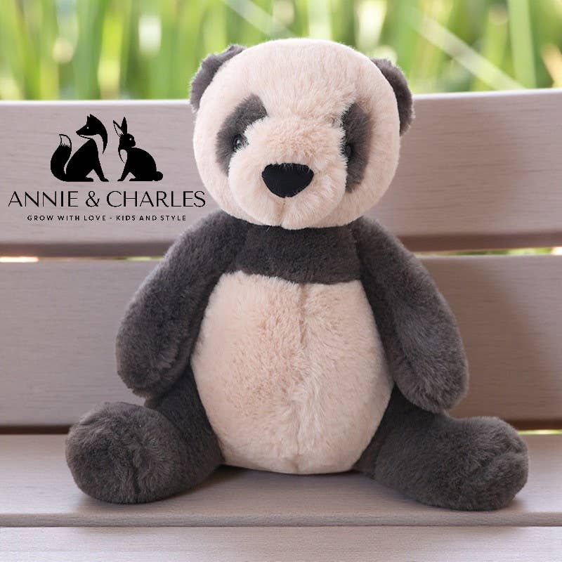 Annie & Charles – Großhandel Kuschel-/Plüschtier – Kind & Baby – Annie & Charles® Plüschfreund „Panda Lou“0