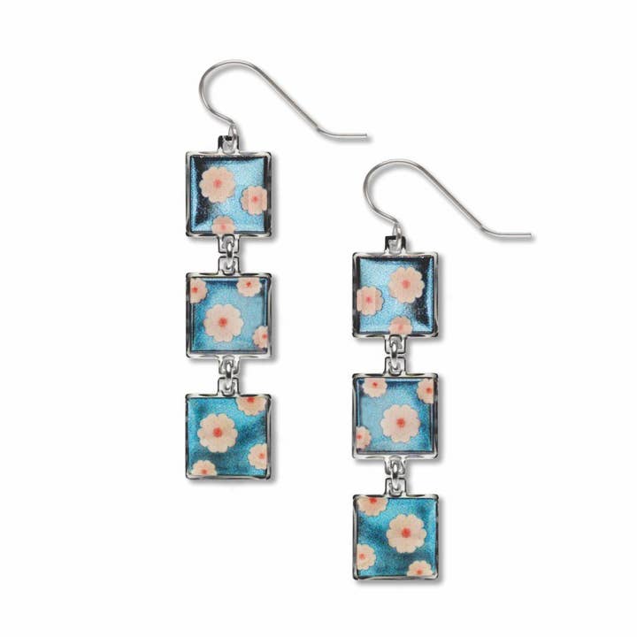 Orecchini con Stemma di Fiori di Ciliegio, PRODOTTI negli USA per la vendita all'ingrosso da parte di David Howell and Company