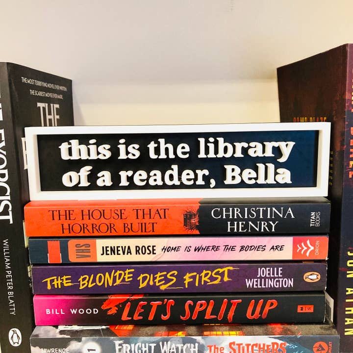 Ceci est une bibliothèque d'un lecteur Bella Bookshelf Sign pour la vente par Chapter & Ink