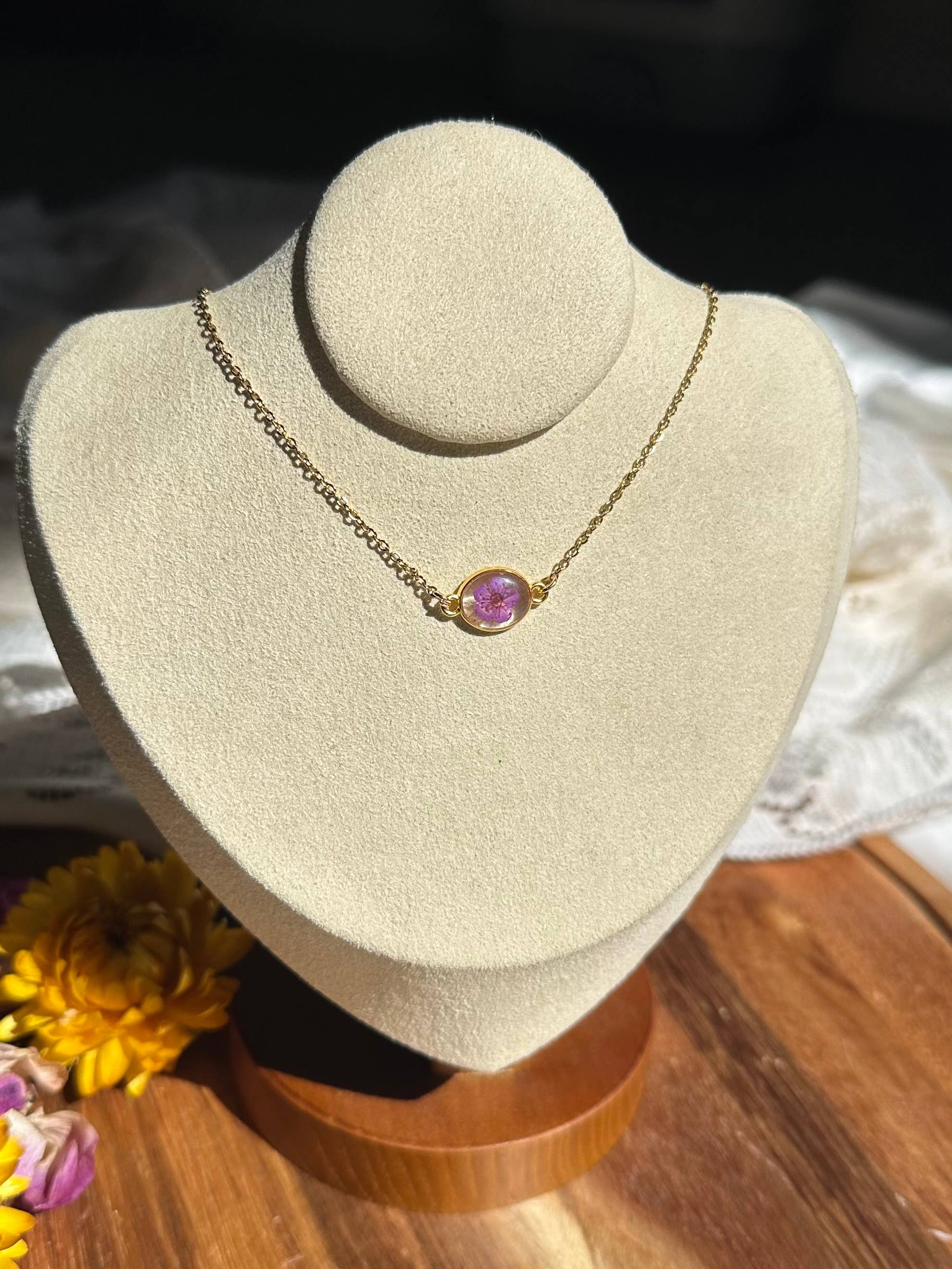 Lucky Lucky Studios – Großhandel Kette mit Anhänger/Charm – Echte Blumen-Halskette (goldene ovale Fassung)6