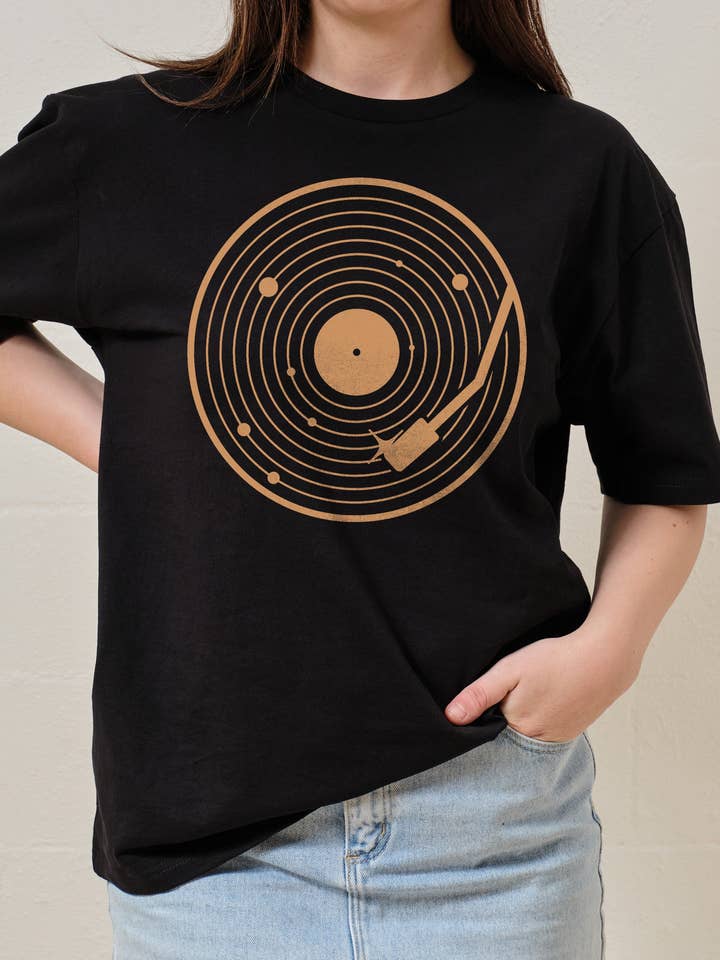 Nero Maglietta The Vinyl System in vendita all'ingrosso su Faire