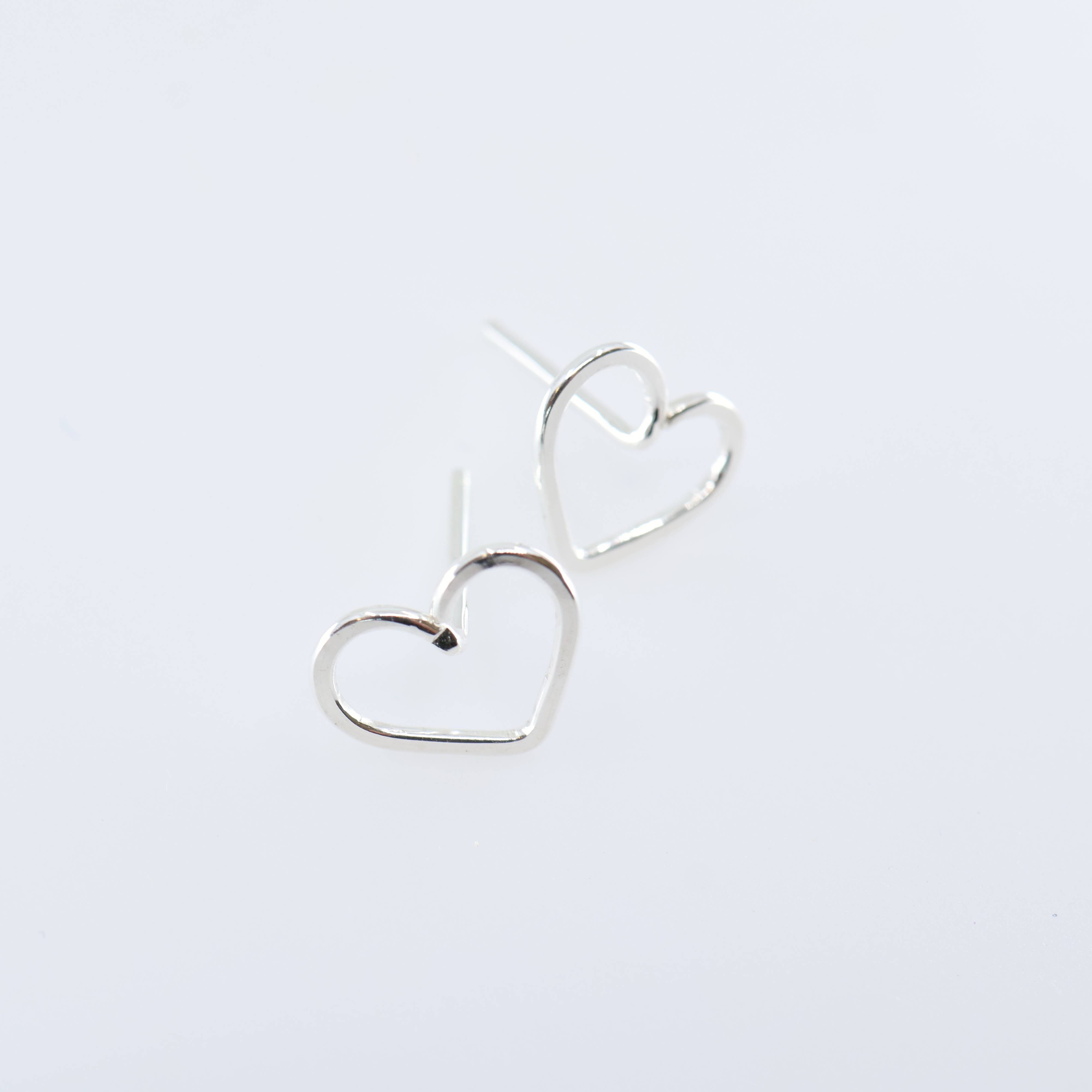 J. Mills Studio – wholesale Solitärörhängen – Smedda örhängen - Droppform, Cirkel, Diamant eller Hjärta3