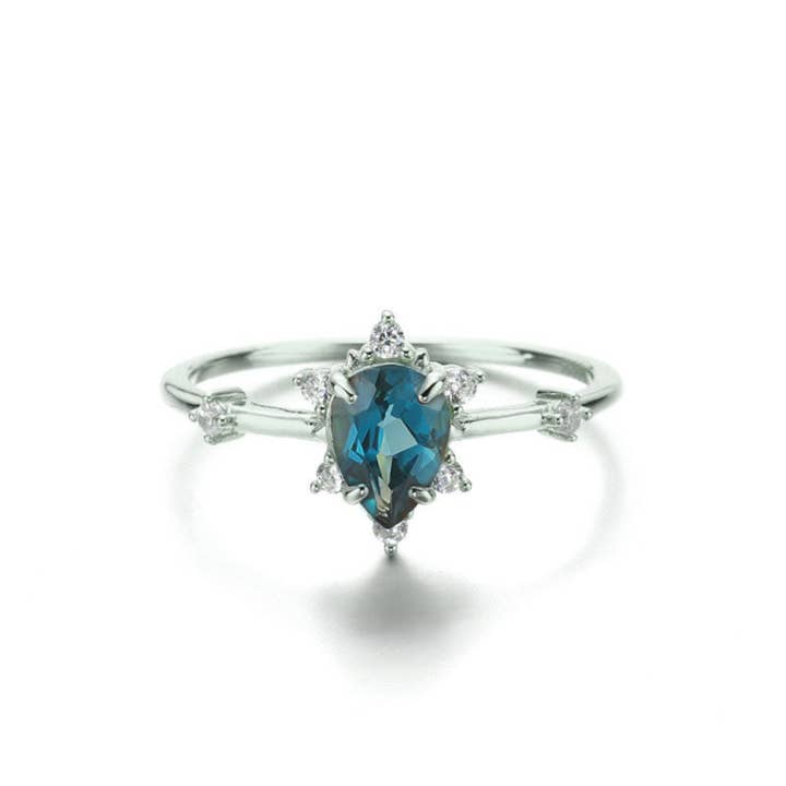Azura Jewelry - Wholesale Band/gestapelde ring - Gaia London blauwe topaasring, massief witgoud