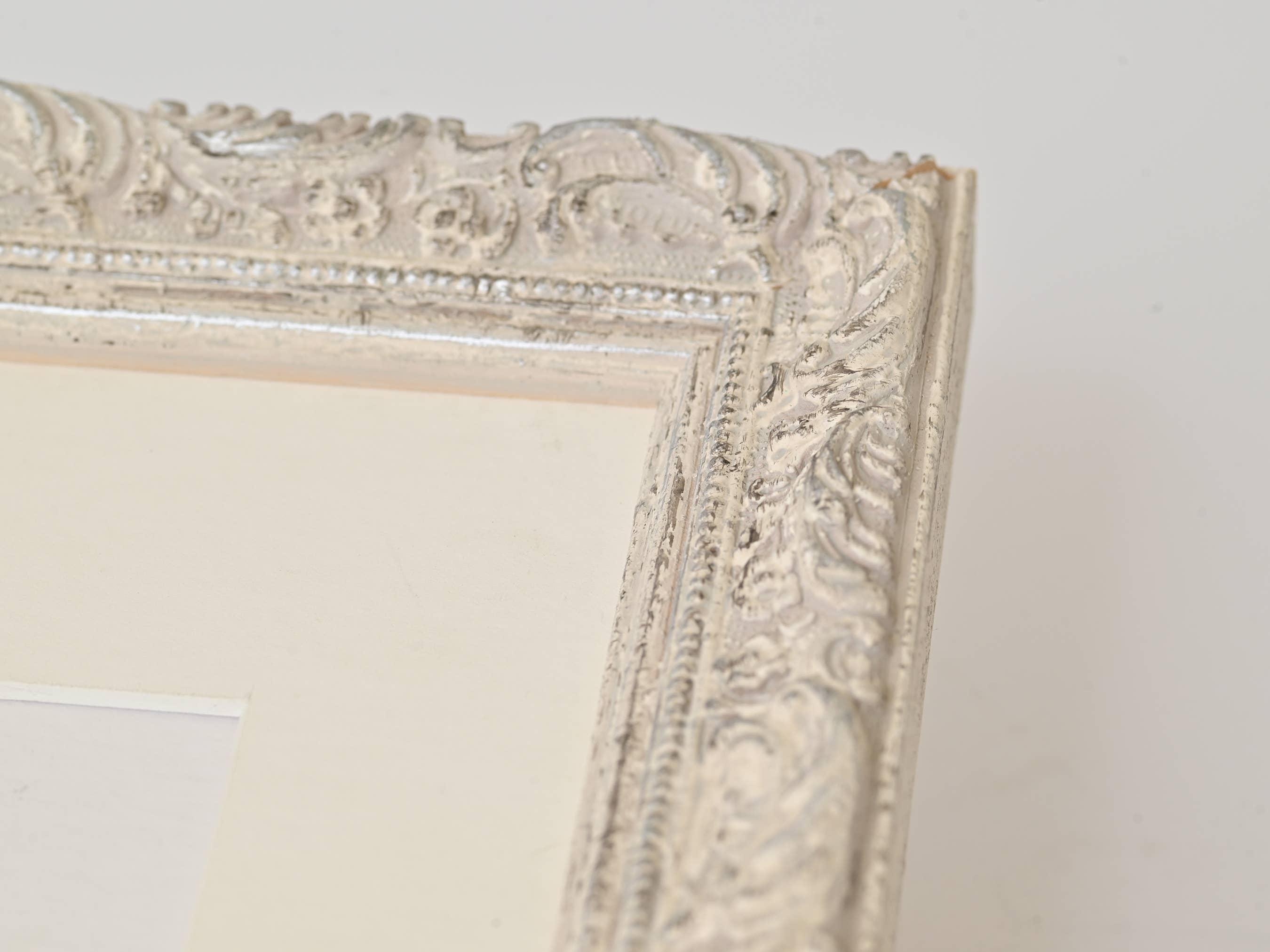 Riveros Frames - Vente Cadres photos - Profil orné peint en blanc avec finition rustique - 1863WH3