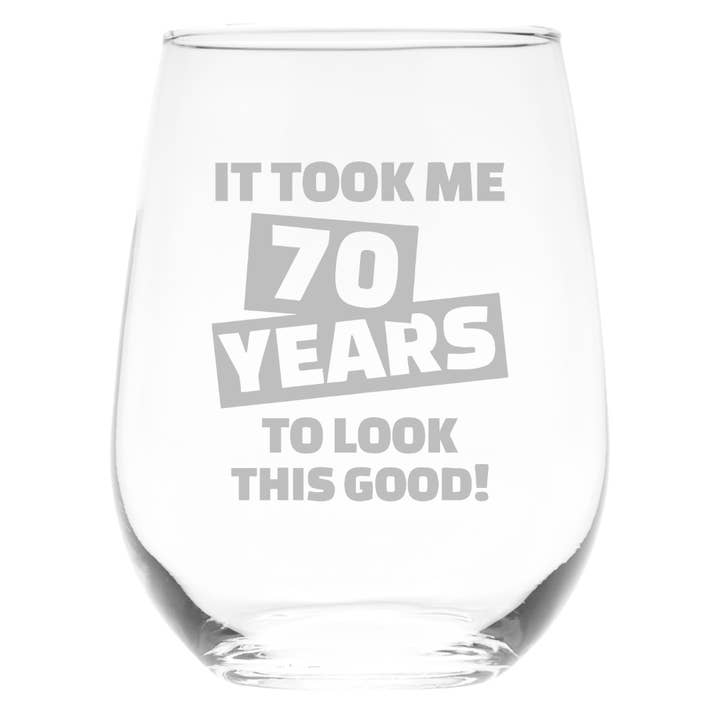 Het heeft me 70 jaar gekost om er zo goed uit te zien Wijnglas verjaardag voor wholesale door C&M Personal Gifts