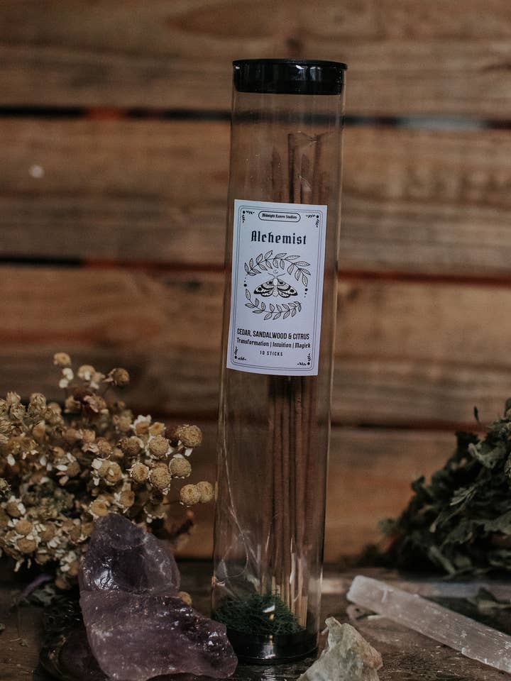Alchemist handgerolde wierook - Cedar Rose - Wierookstokje voor wholesale door Midnight Raven Studios