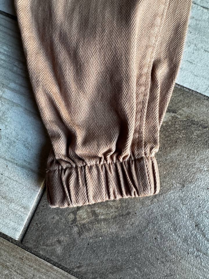 Hammy Downs Threads - Wholesale Pants - Kids - Khaki Pants
Sz-18 M 1 Pc avail only 1 of a kind3