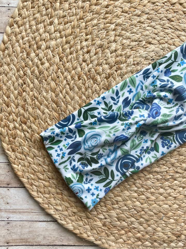 Bandeau torsadé en tricot à fleurs bleues pour la vente par Designs by Rachel Joy