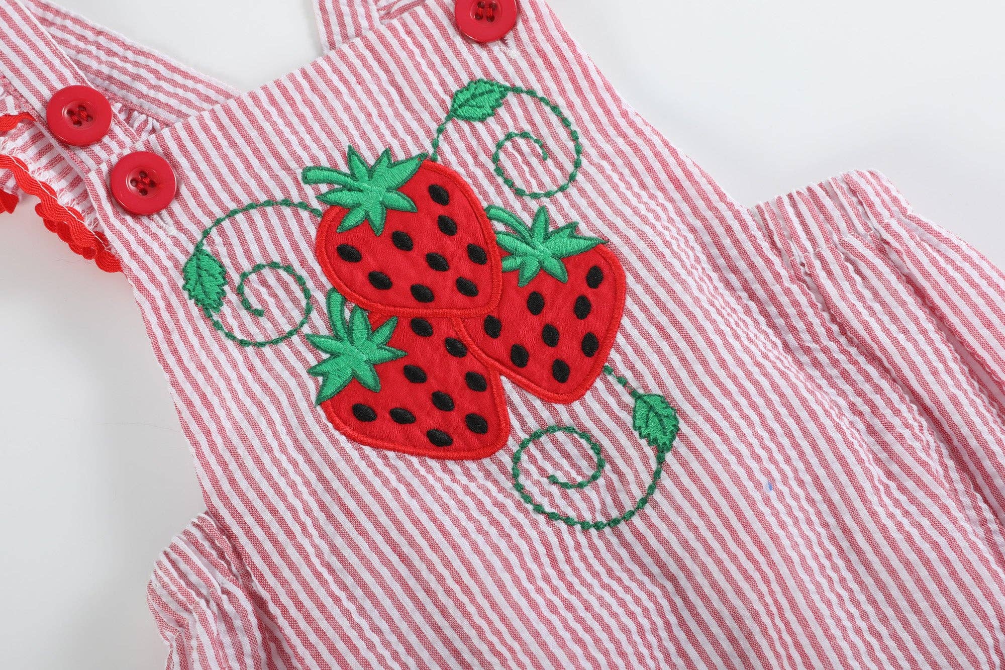 Lil Cactus – Engroshandel Bodysuit - Baby – Rød Seersucker Jordbær Ruffle Romper3