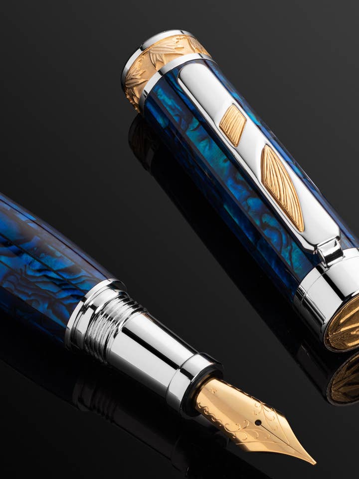 STYLO PLUME PITCHMAN RAINMAKER™ - Fabriqué à la main en coquille d'ormeau de Paua couleur saphir, or 22 carats et rhodium - Production limitée pour la vente par Pitchman®