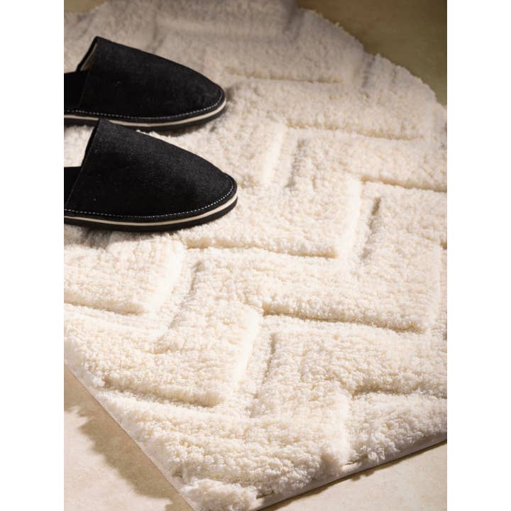 GAURI KOHLI - Wholesale Bath Mat - Vantaa Plush Microfiber Bath Mat - 24″×36″1