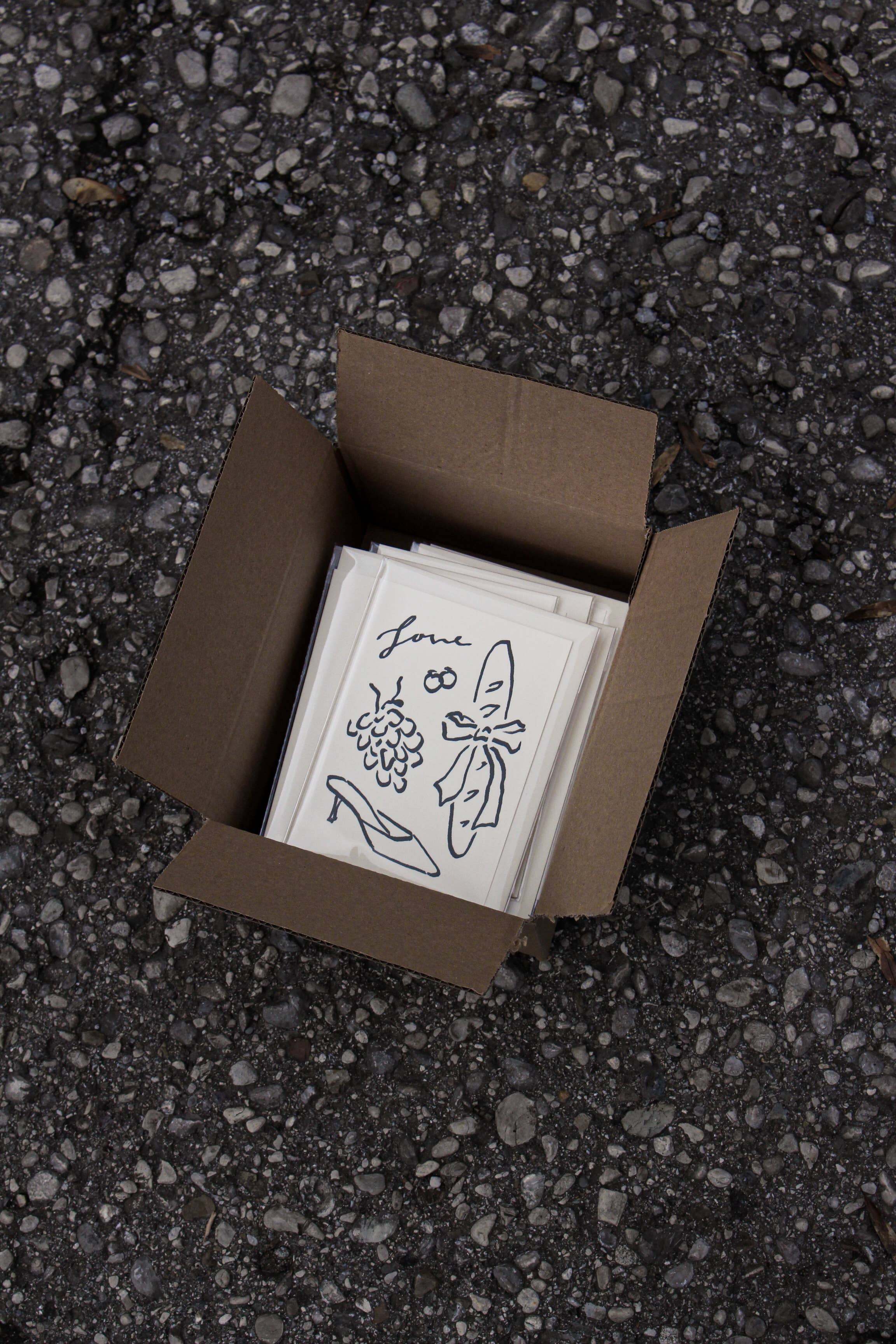 L'Atelier Samedi - Wholesale Love Card - Folded card 'Love' Baguette, Grapes (Risograph) | Wedding1