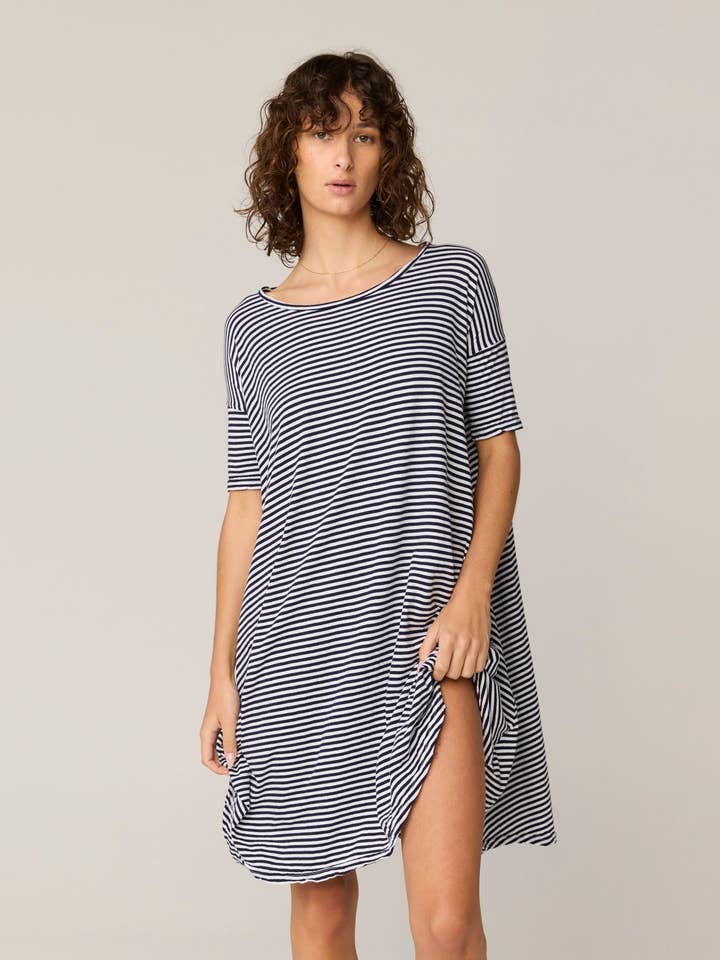 GESTREIFTES POP-KLEID - MARINEBLAU & WEISS für den Großhandel von Primness