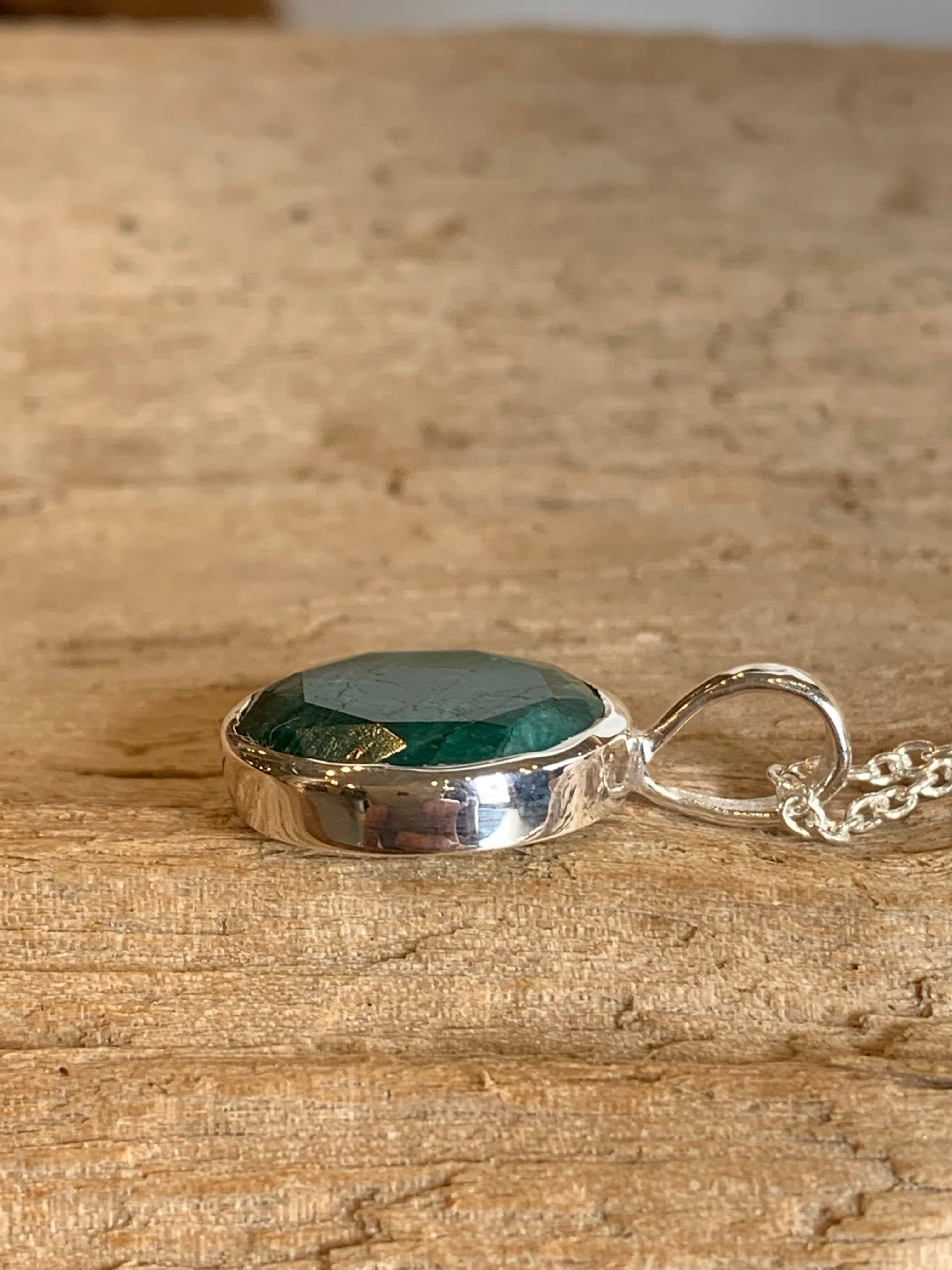 Asia West – Großhandel Kette mit Anhänger/Charm – Halskette aus rohem Smaragd – 14 mm Stein, 20" Kette8