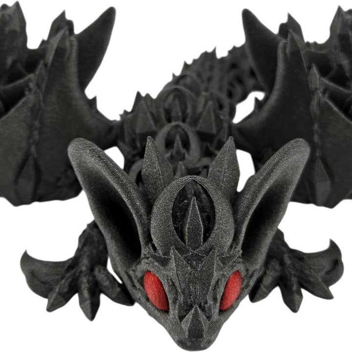 The Geek Galleria - Vente Figurine décorative - Dragon Chauve-Souris Articulé de 12 Pouces - Créature Fantastique Imprimée en 3D avec Corps Noir Galaxie et Yeux Rouges - Décoration de Bureau ou Chauve-Souris de Collection2