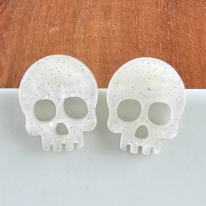 Clous d'oreilles Squelettes - Blanc Scintillant // Bijoux, Boucles d'oreilles, Halloween pour la vente par Spiffy & Splendid