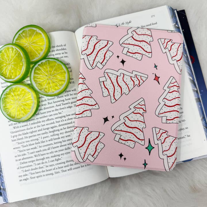 Julklappkaka Snacks Kindle-fodral med genomskinlig baksida | Genomskinlig baksida med handrem | Kindle Paperwhite 11:e 12:e Gen Colorsoft för wholesale av Limes & Lilly