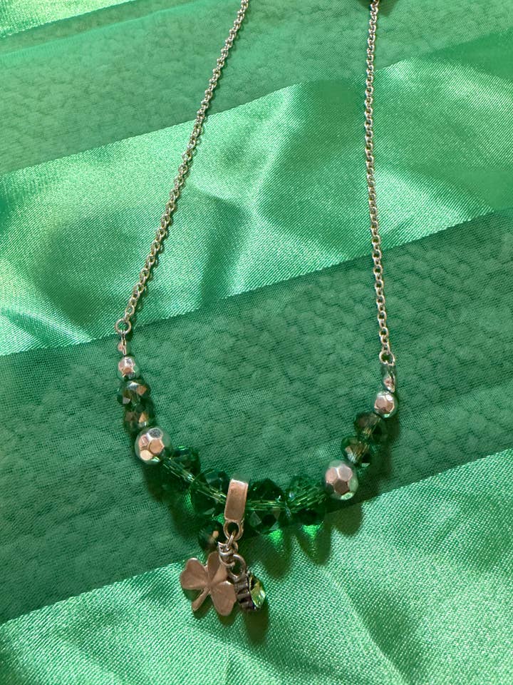 Collier et boucles d'oreilles trèfle en cristal pour la vente par CBE Inc