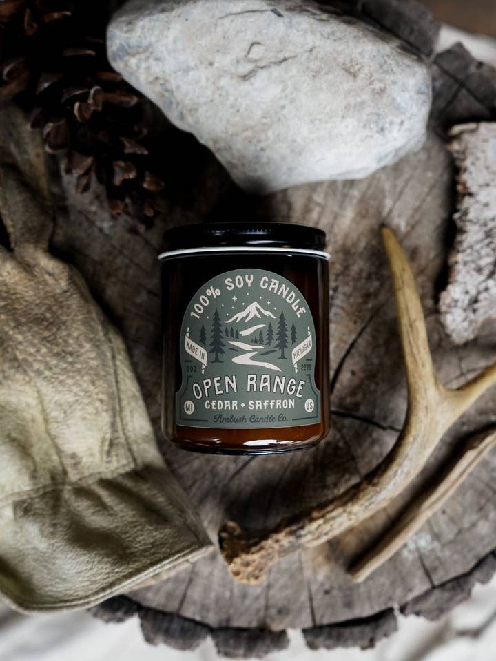 Open Range | Ceder + Saffraan 8oz Soja Kaars voor wholesale door Ambush Candle Co.