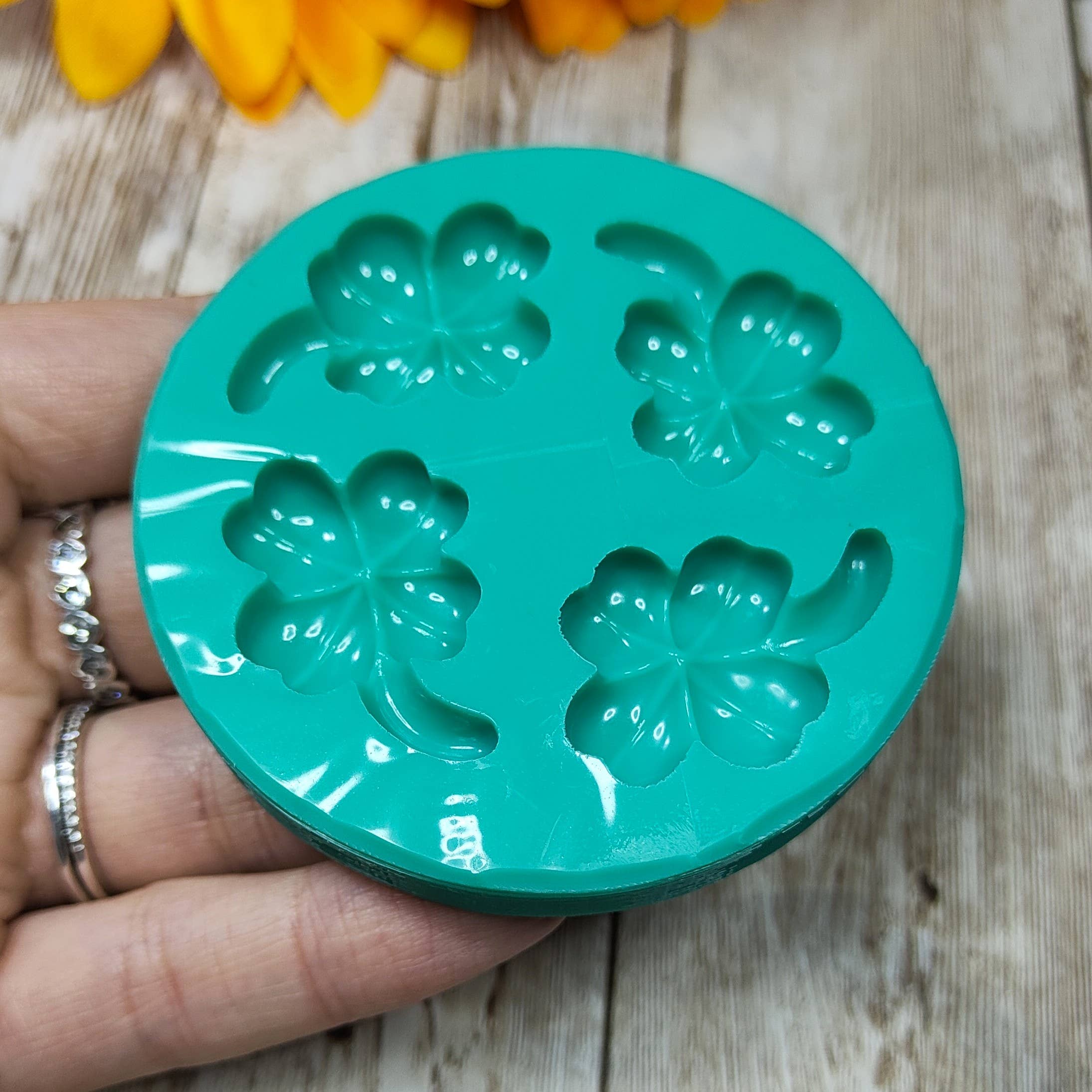Serena Creazione di Serena Stampone - Venta al por mayor Kit de manualidades - Molde de tréboles de cuatro hojas 4 piezas 3 cm en silicona para resina y yeso1