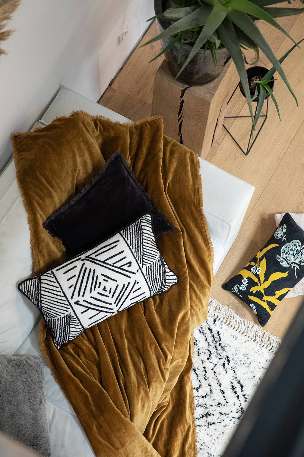 Maison Vivaraise & La Cerise sur le Gâteau - Wholesale Throw Blanket - Uni Fara Lin 260 X 260 throw1