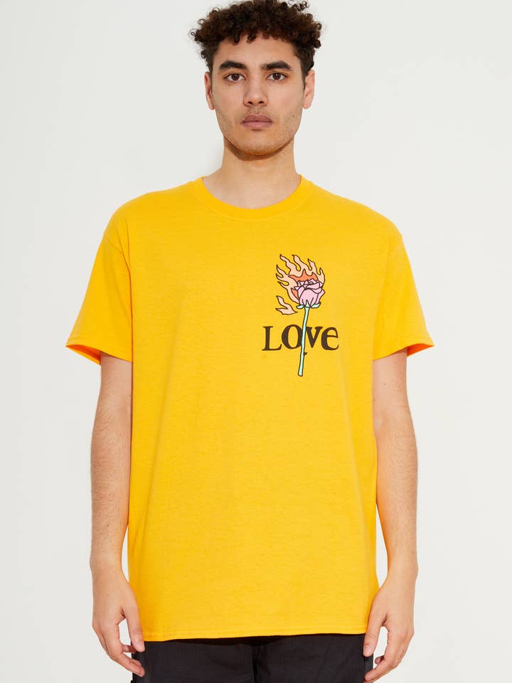 MAGLIETTA GIALLA LOVE ROSE per la vendita all'ingrosso da parte di New Love Club