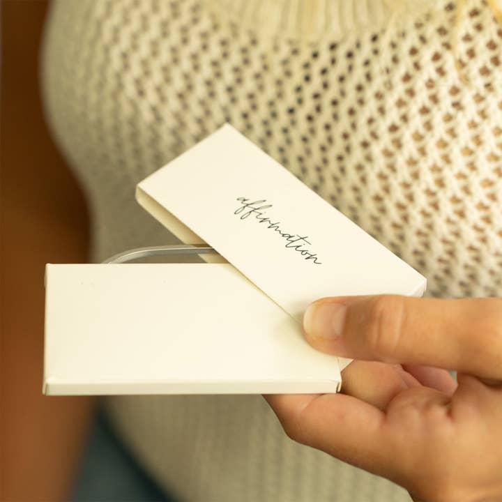 WJW – wholesale Manschettarmband – 18K Guld PVD Livet är tufft Så är du Graverat Armband7