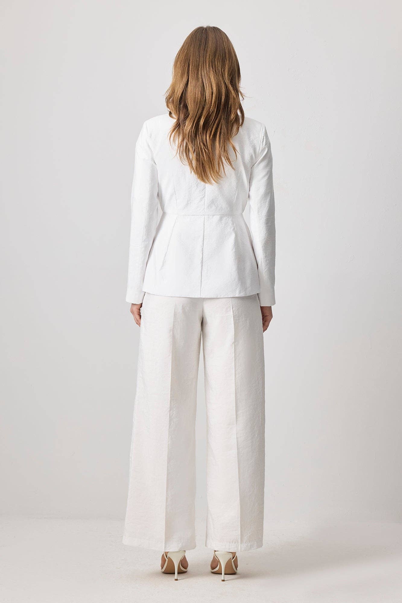 Hvid FIGURSYET BLAZER I CUPRO-LOOK MED DETALJER I GULDKNAPPER for engroshandel på Faire4