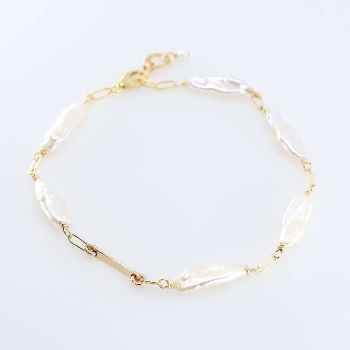 Zoetwater Biwa Parel en Gesmede Bar Armband voor wholesale door J. Mills Studio