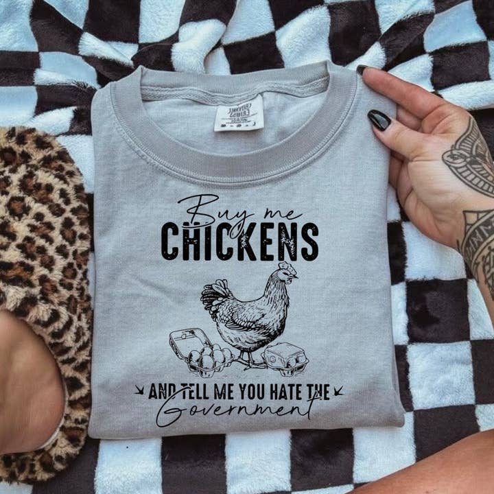 Compra-me uma t-shirt de galinhas por atacado de The Jasper Boutique