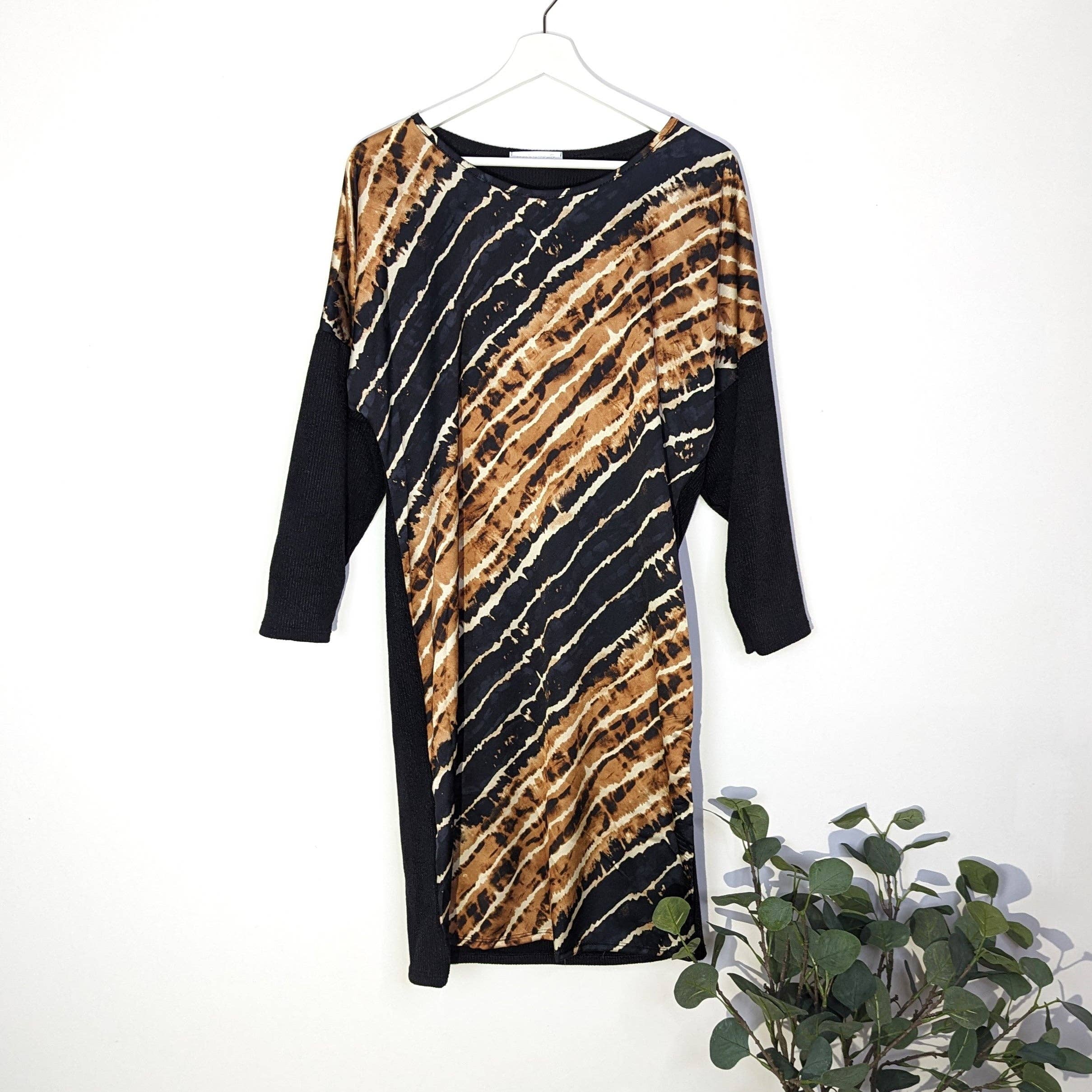 Tempest Designs – wholesale Dress – Women's – Satin feel front horizontal batik style print long sleeve dress with warm fabric on black (M)0