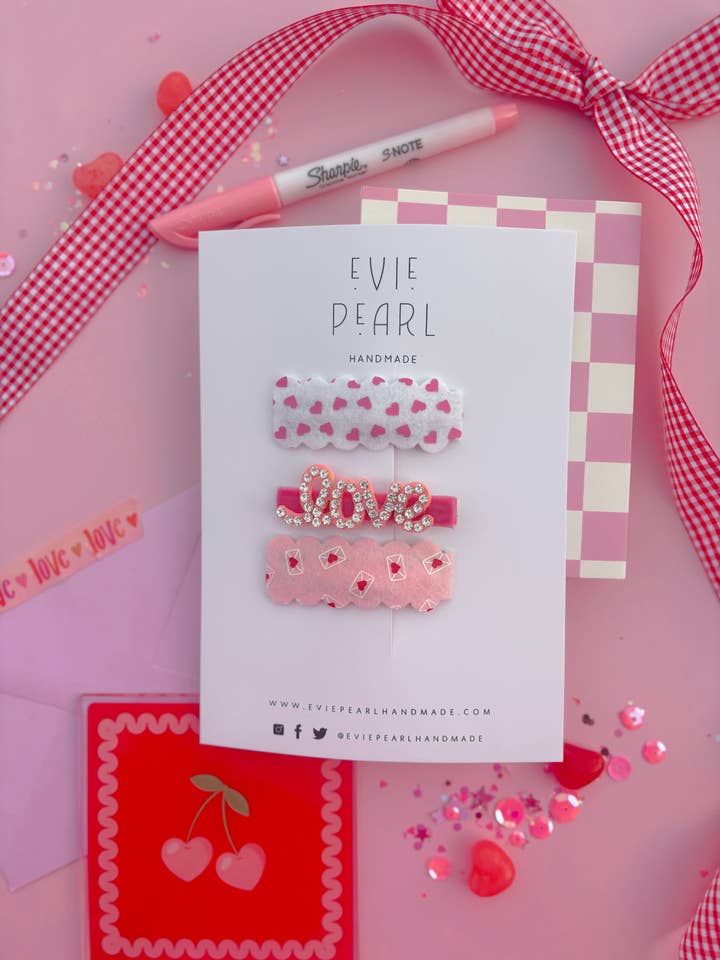 Ensemble de pinces à strass Love pour la vente par Evie Pearl Handmade LLC