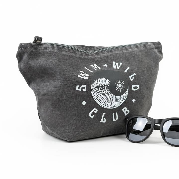 Sac à fermeture éclair Swim wild Club Stonewash Black pour la vente par the Cornish studio